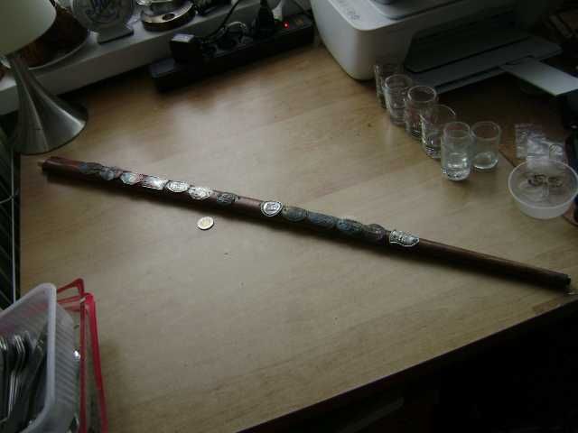 Starocie z PRL Laska drewniana Szklarska Poręba 13 nabijek z PRL 85 cm