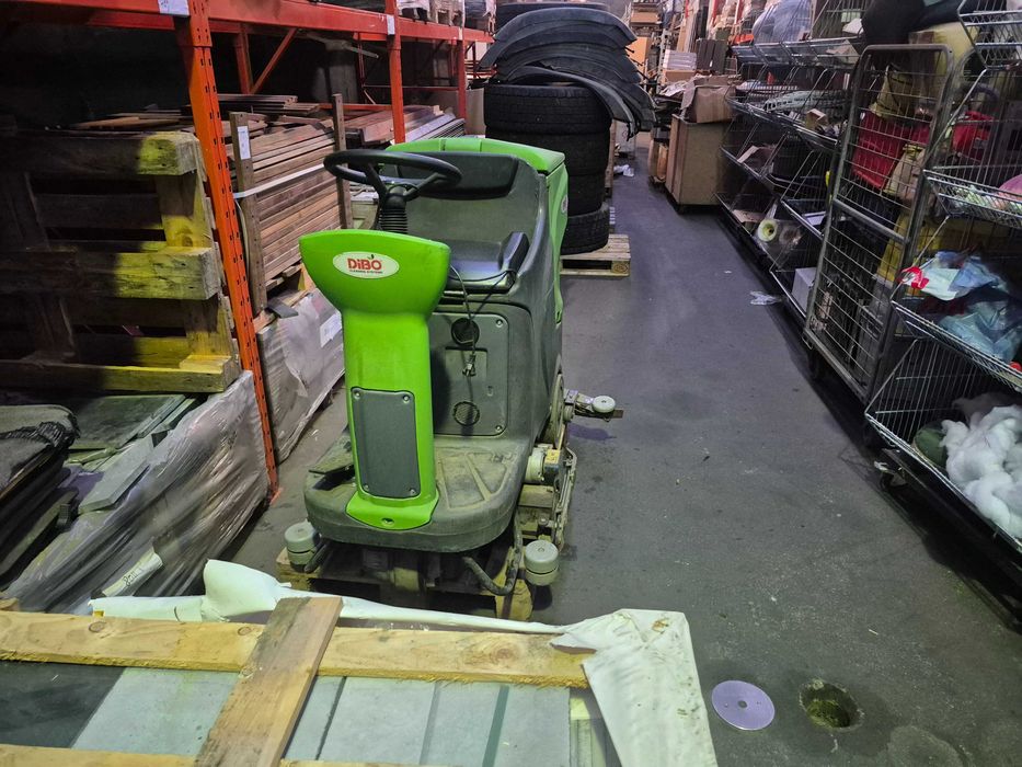 Dwie maszyny do sprzątania duzych powierzchni podłóg