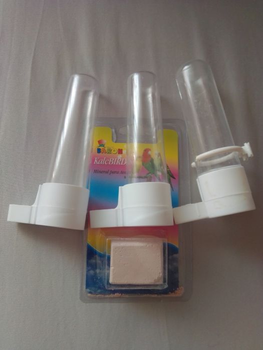 Bebedouros e cálcio para pássaros