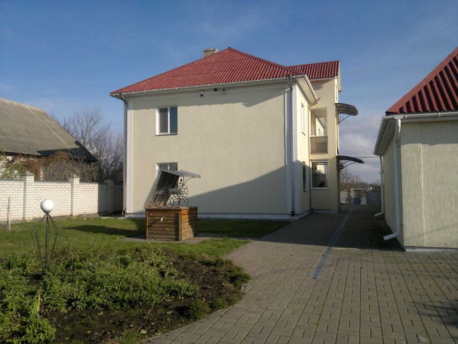 Продаж будинку в мальовничому місці біля водойми