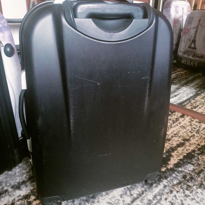 Trzy walizki na kółkach