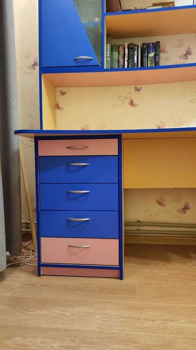 Письменный/компьютерный стол с полками и ящиками