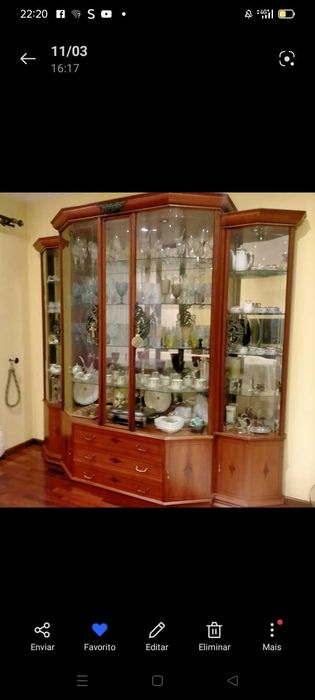 Cristaleira em cerejeira, com vidro cristal