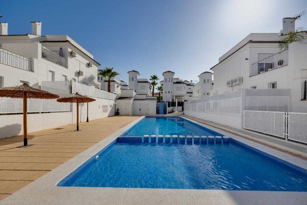 Nowa willa 3 sypialnie, ogród, solarium, basen – San Fulgencio