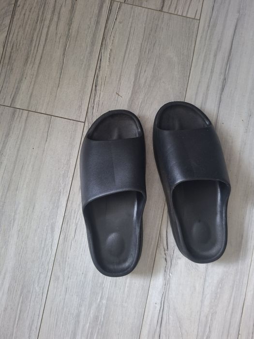 Klapki czarne modne