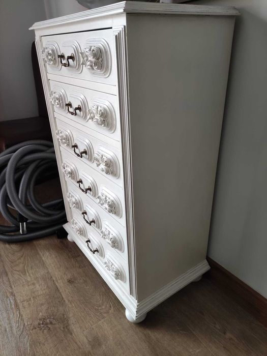 Móvel branco restaurado