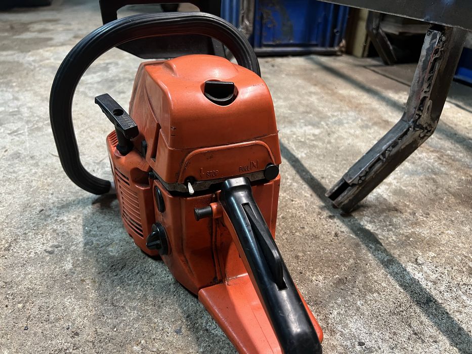 Motoserra a funcionar