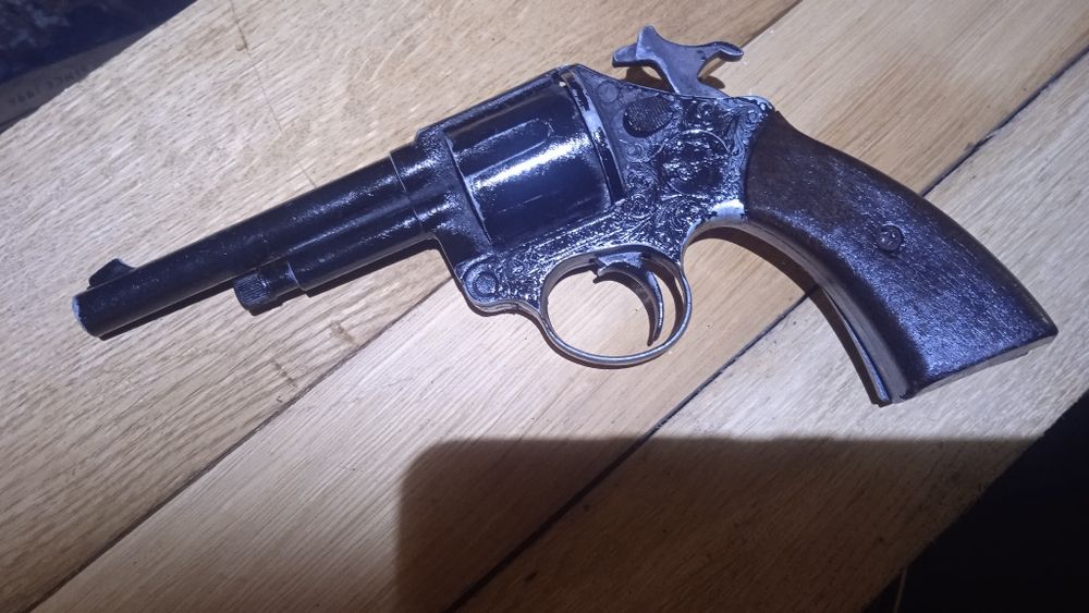 Револьвер игрушечный,не боевой