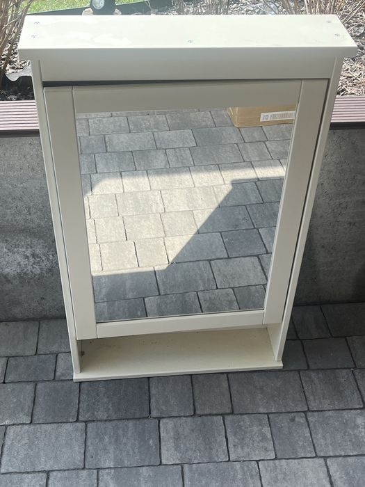 Szafka lazienkowa z lustrem