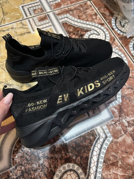 Жіночі кросівки