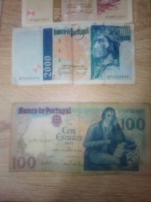 Várias notas de escudo