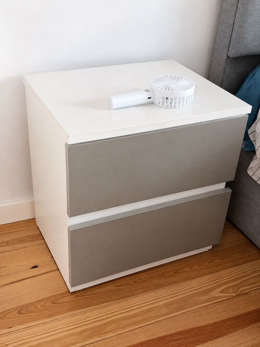 Mesa de cabeceira moderna – 40 € (cada)