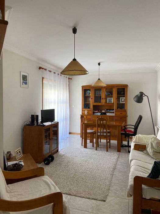 Vendo Apartamento T2 mobilado na amorosa com garagem fechada, gás canalizado todo equipado e mobilado a escasso metros da praia.