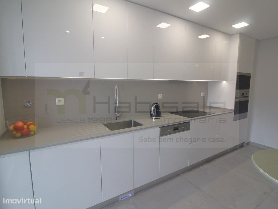 T3 Excelentes Acabamentos com Box Perto da Praia de Carcavelos