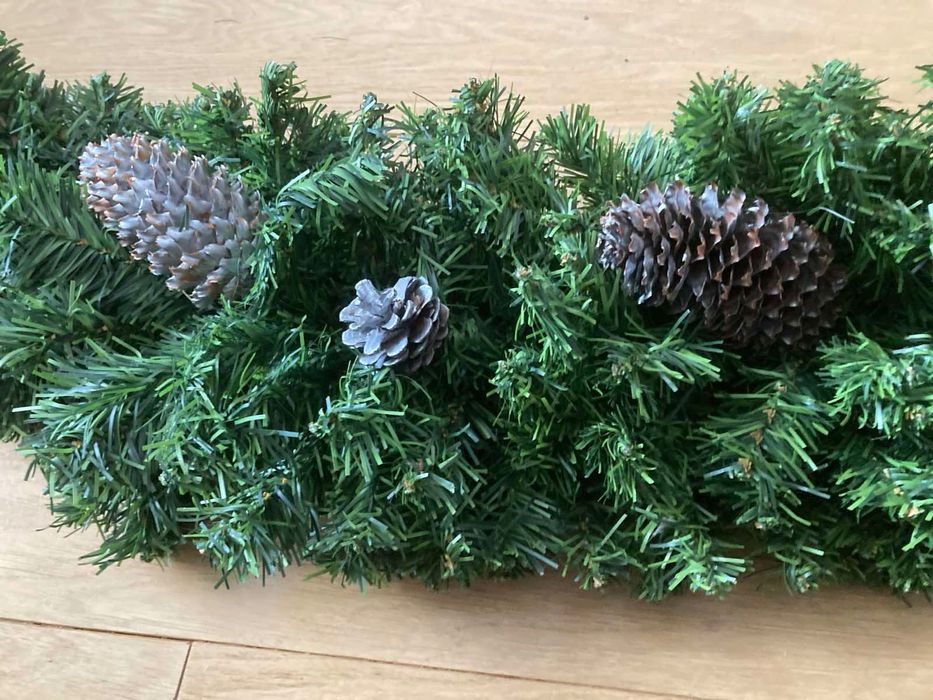 Новорічні прикраси деревʼяні іграшки, ялинкова гірлянда, Дід Мороз