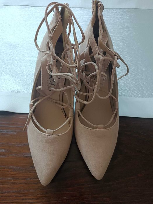 Buty damskie szpilki pełne