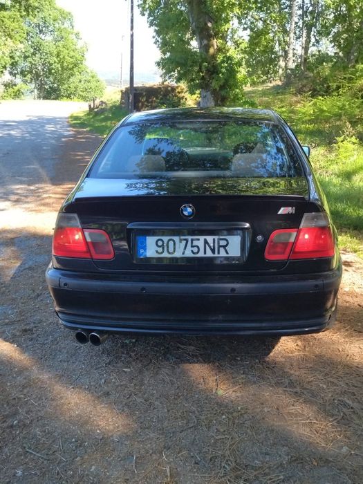 Á venda ótimo carro pelo ano de fabricação