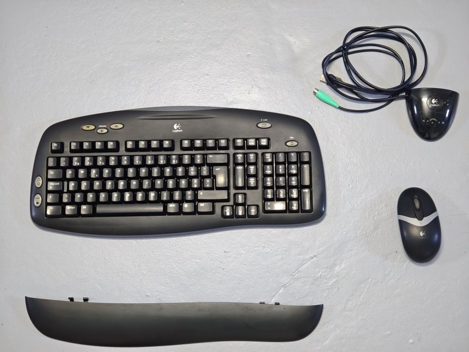 Teclados USB e rato PS/2 wireless Logitech