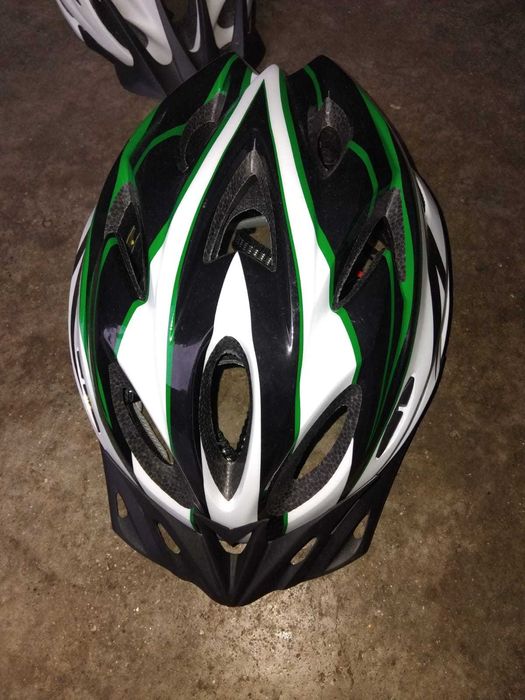 4 capacetes de bicicleta