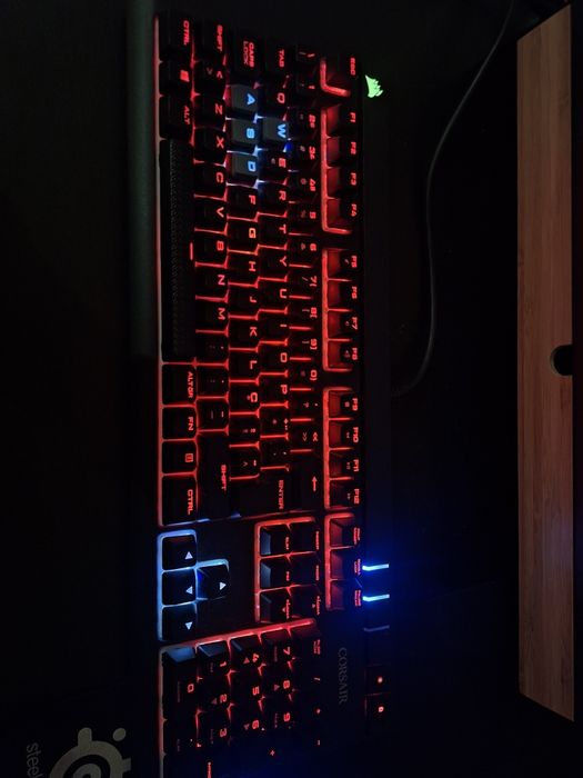 Teclado Corsair Strafe RGB Pro MX Red switches