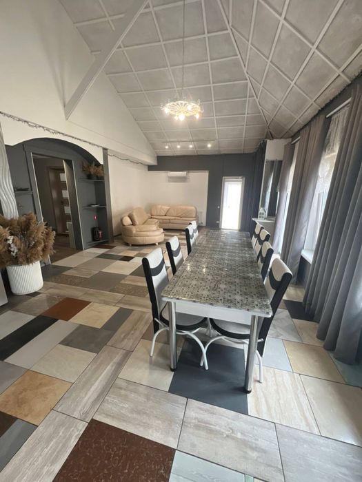 Подобова оренда великого будинку за містом з басейном з підігрівом