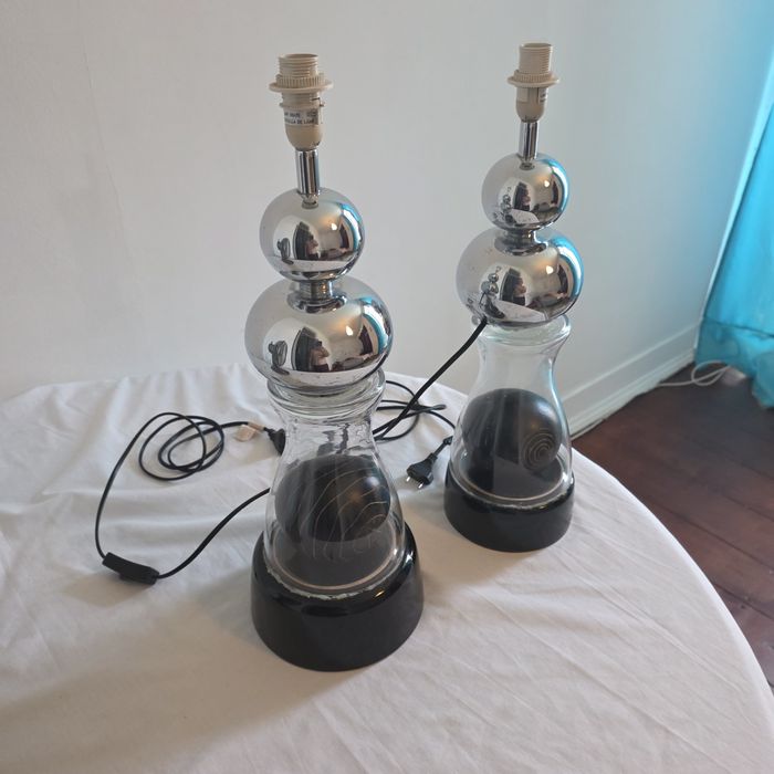 Duas candeeiros  sem abajures.