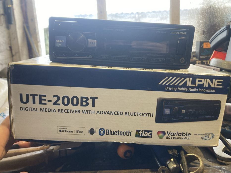 Продам оригінальну магнітолу Alpine UTE-200BT