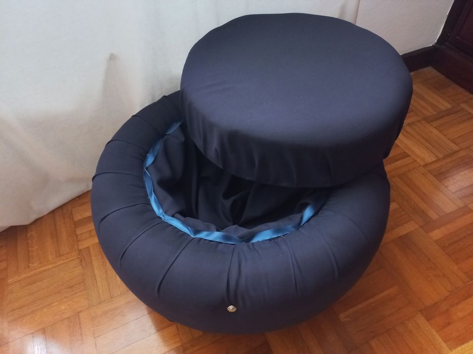 Puff azul com arrumação