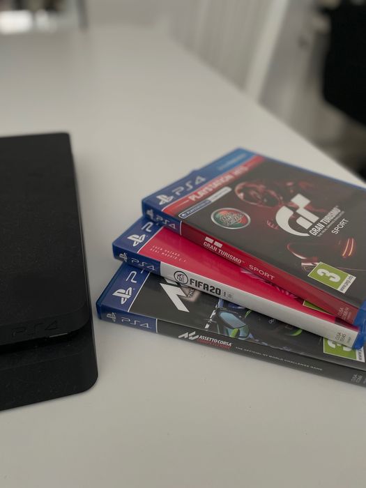 PlayStation 4, com 1 comando e 3 jogos