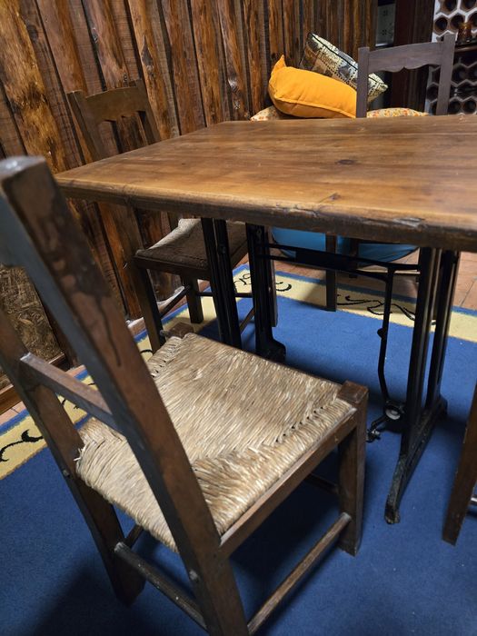Mesa de Pé de Máquina de Costura com 2 cadeiras