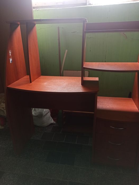 Продам в отличном состоянии школьный стол