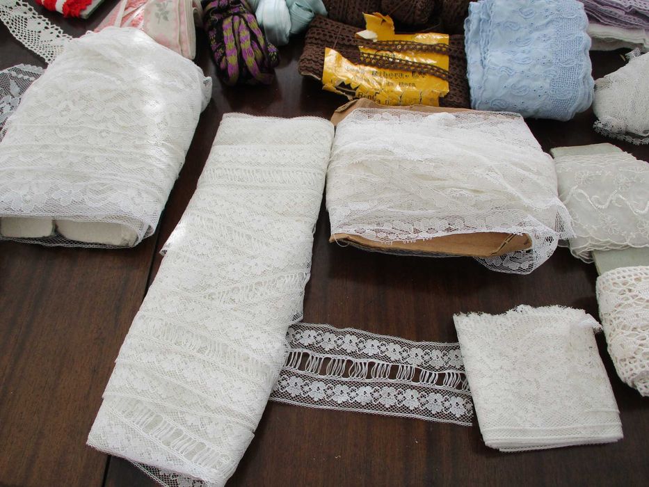 Lote de várias rendas brancas para aplicações, fitas bordadas decorativas, fita grega, restos novos de retrosaria