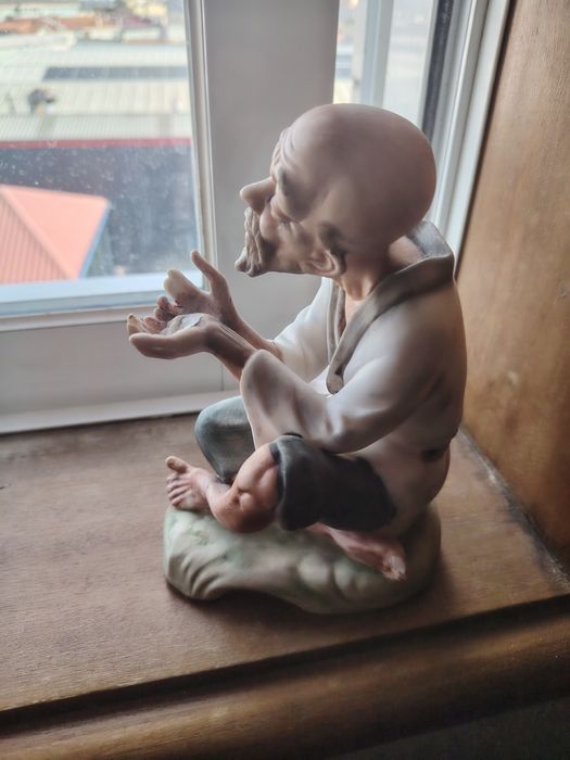 Bonecos de porcelana, variados. Tenho imensos e bonitos. Cada cinco eu