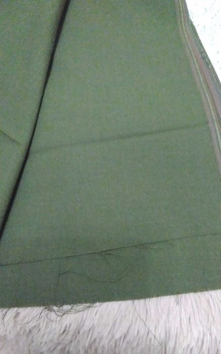 Відріз зеленої платтяної вовни