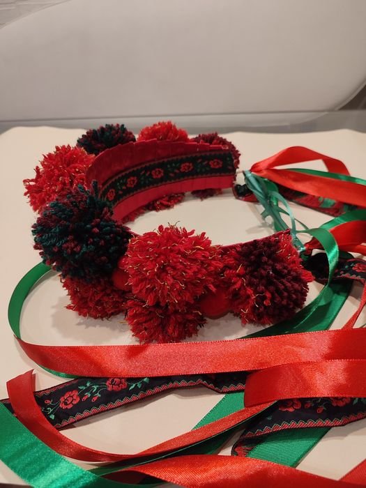 Великий вінок ручної роботи з помпонами, червоний ободок в етно стилі