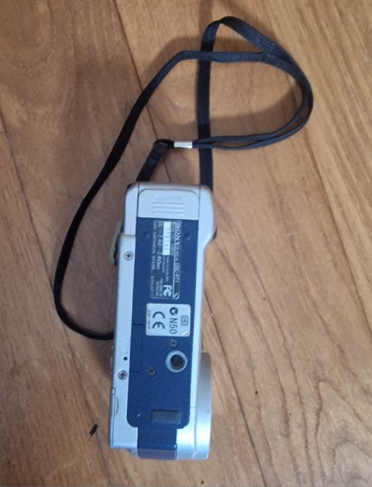 Vintage SONY CYBER-SHOT 3.2 Mega DSC-P71