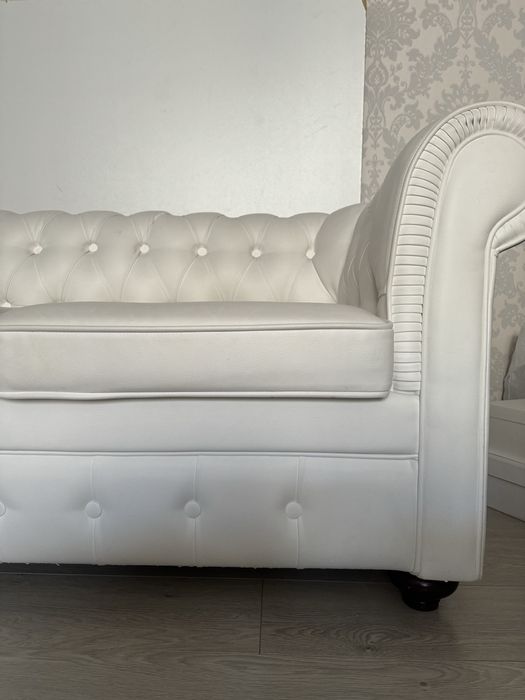 Красивий диван білий
