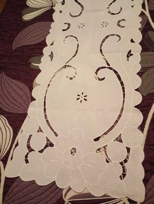 Caminho de mesa bordado Richelieu