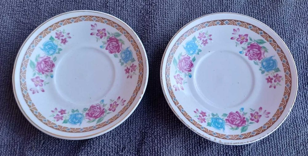 2 pratinhos para aperitivos, com floral azul e rosa