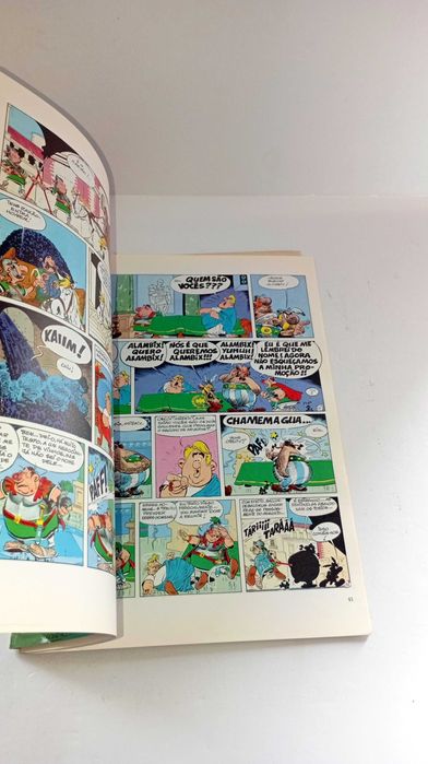 O Escudo de Alverne - Astérix (Capa Fina)