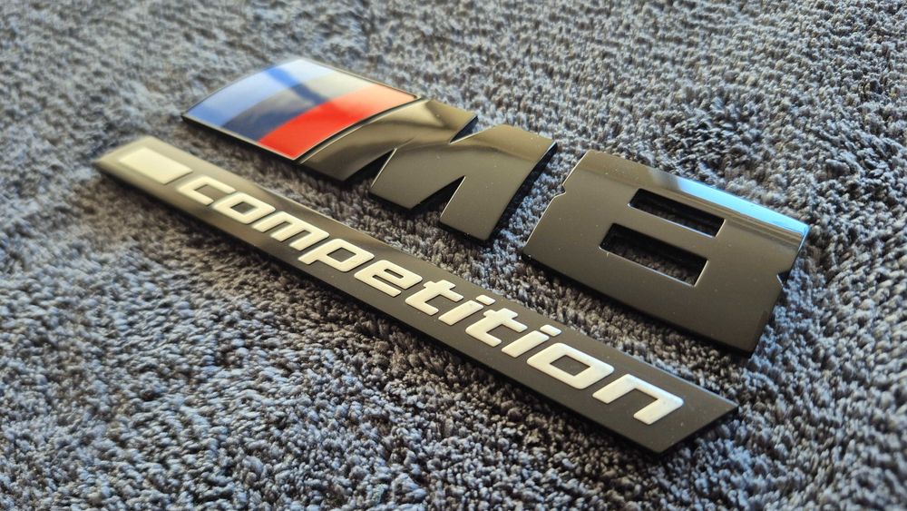 Oryginalny znaczek emblemat BMW M8 Competition na tylną klapę bagażnika. M power