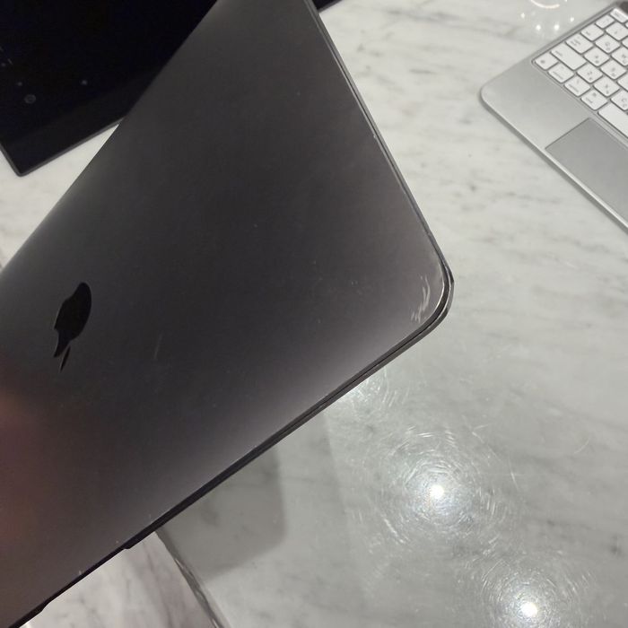 MacBook Air 13” 2018 / i5 / 8GB / 256GB / Space Gray
