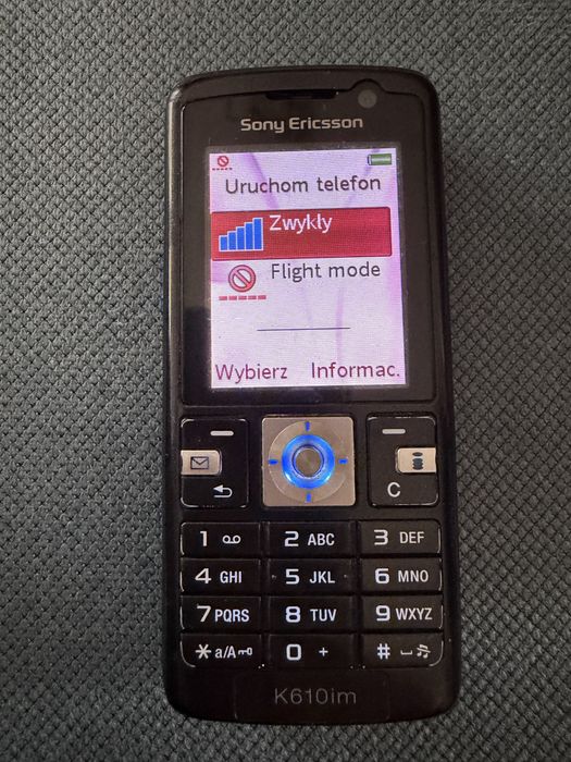 Telefon Sony Ericsson K610im z ładowarką.