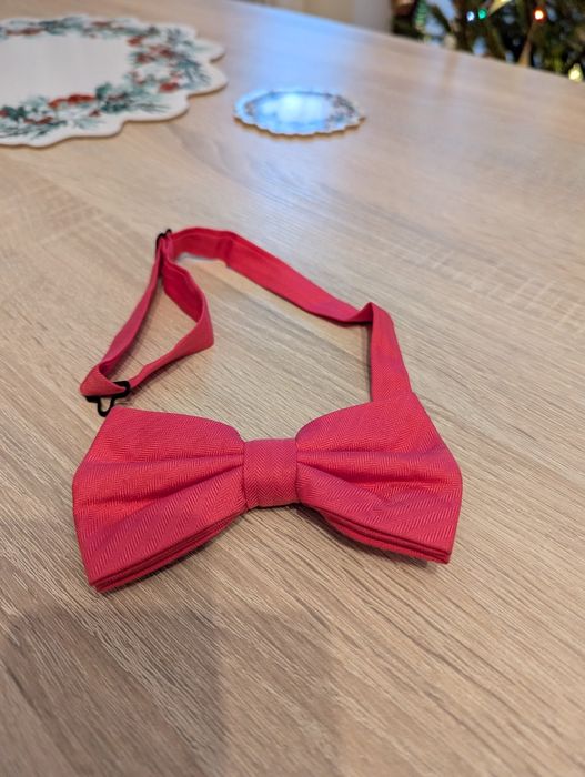 Różowa muszka z regulacją długości