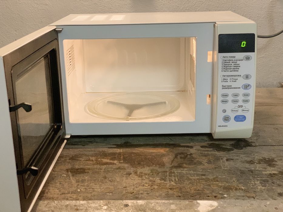 Мікрохвильова піч LG MB-4042g