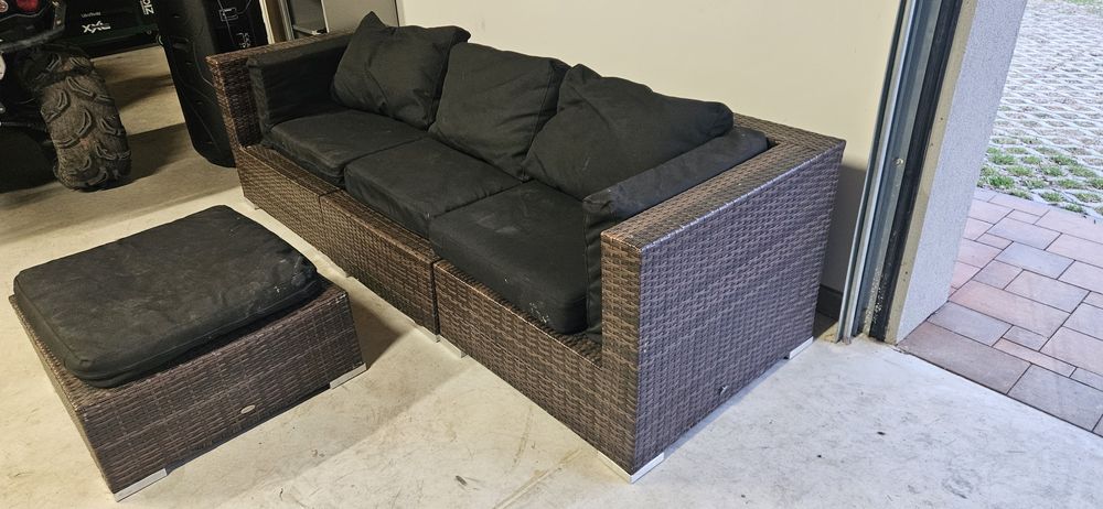 Sofa z pufą z ratanu