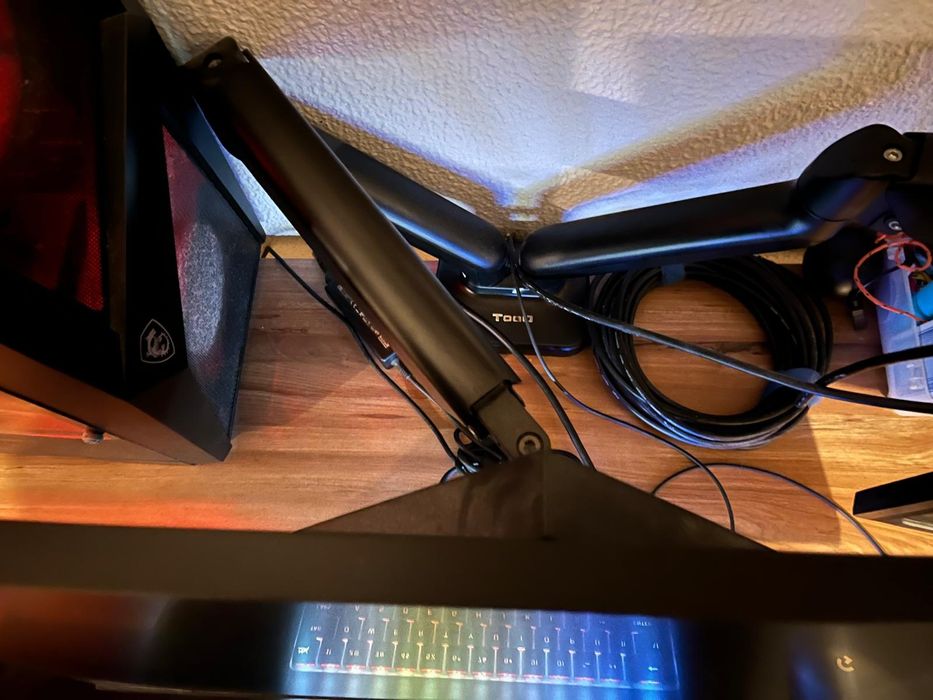 Computador com monitores, teclados e ratos