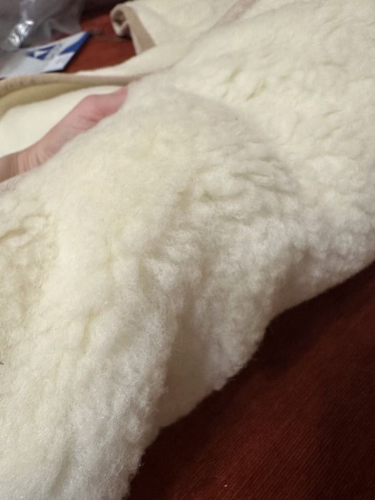 Халат жіночий з хутра мериноса розмір S-M

Колір - молочний 
Розмір S-