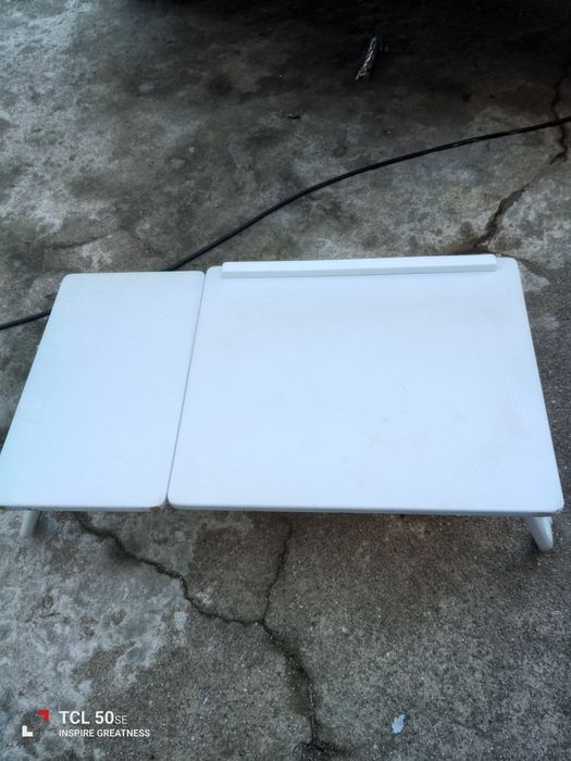 Tabuleiro de refeição tem posição para tablet ou para ler um livro.