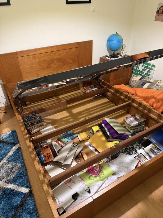 Cama de casal com elevatoria e mesas de cabeceira